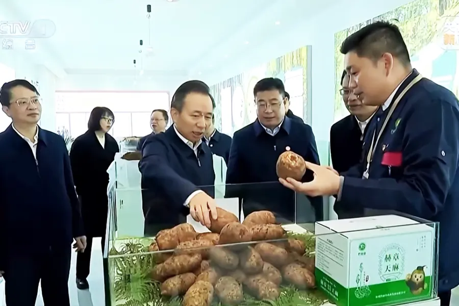 中共中央政治局委员、统战部部长李干杰莅临集团菌棒厂调研指导。陪同领导：贵州省委常委统战部部长郭强，贵州省委常委、毕节市委书记郭锡文，赫章县委书记胡书龙，集团董事长李云汇报赫章县天麻产业发展情况。