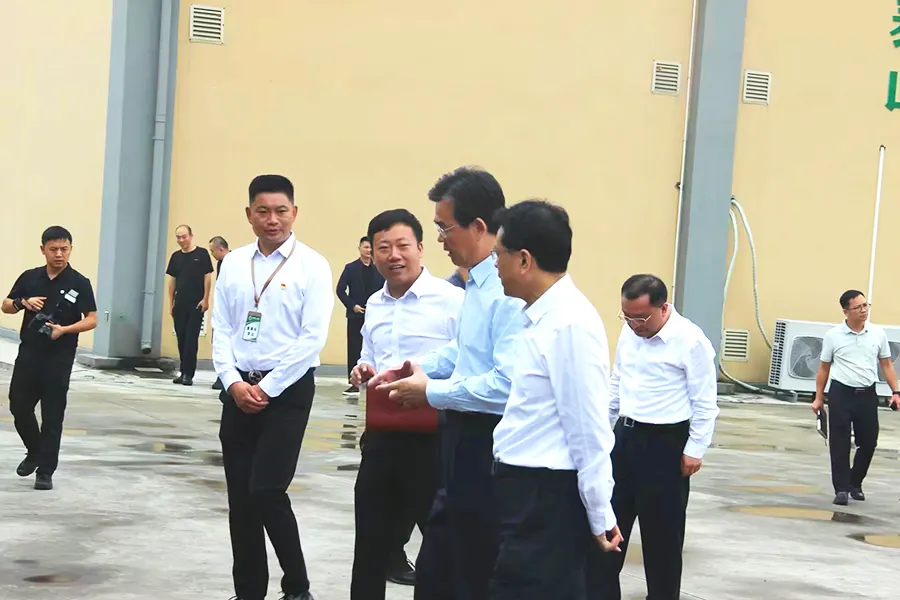 贵州省委副书记、省长李炳军莅临集团菌棒厂调研指导。陪同领导：贵州省委常委、毕节市委书记郭锡文，省领导石化清，省农业农村厅厅长张集智，赫章县委书记胡书龙，集团董事长李云汇报赫章县天麻产业发展情况。