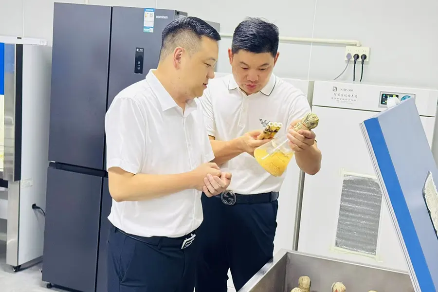 赫章县委副书记、县长袁靓到集团菌厂调研指导，平山镇党委副书记、镇长梅大方陪同，集团董事长李云汇报。