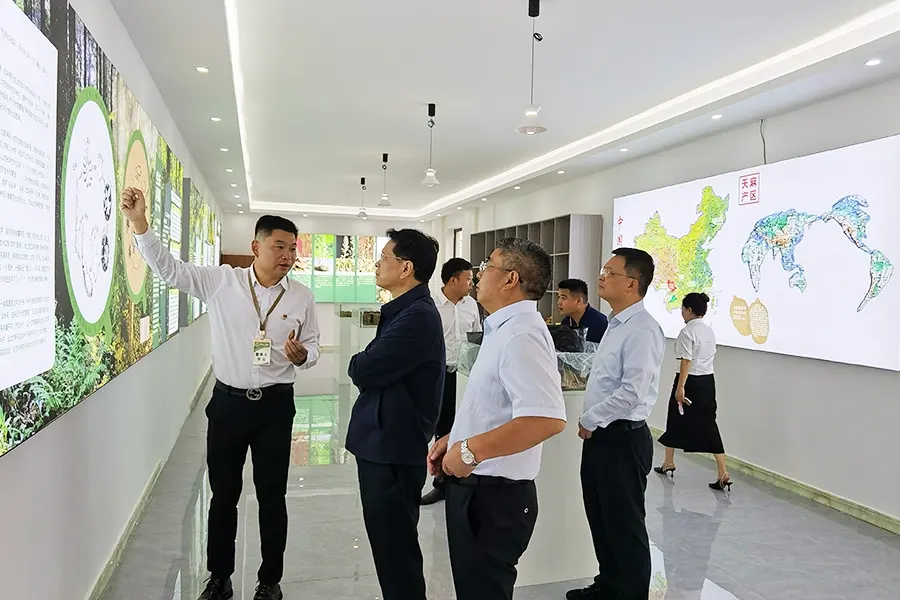 贵州省委常委、毕节市委书记郭锡文莅临集团菌厂调研指导。陪同领导：毕节市委常委、秘书长梁铮，赫章县委书记胡书龙，集团董事长李云汇报相关产业发展情况。